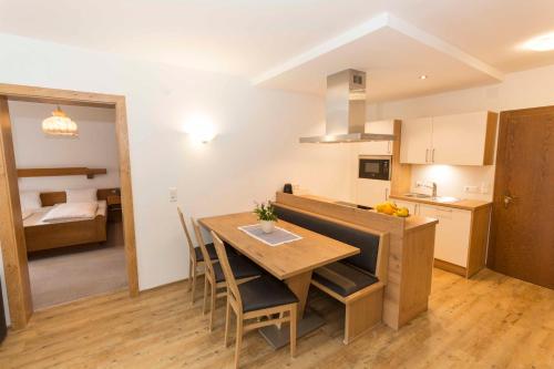 2 bedrooms, 6 beds