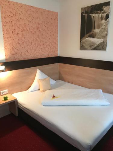 Single Room image 6