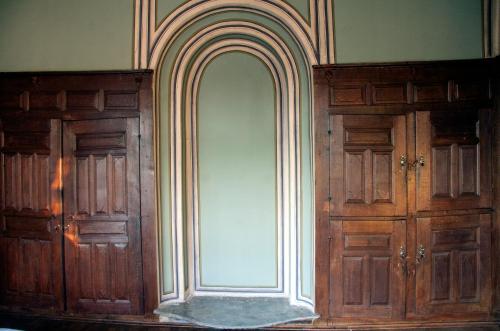 Single Room with Shared Bathroom image 4