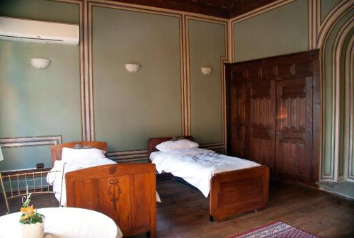 Single Room with Shared Bathroom image 6