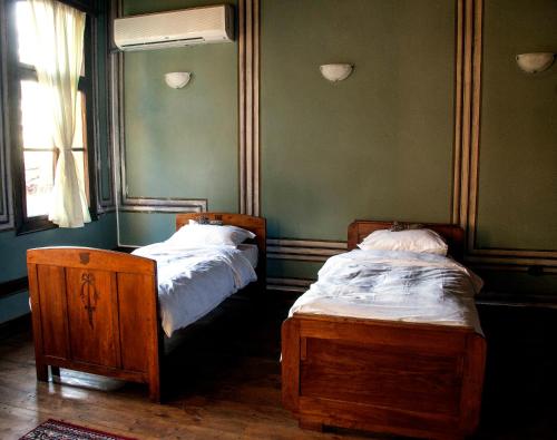 Single Room with Shared Bathroom image 5