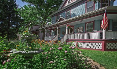 Holden House 1902 Bed & Breakfast Inn