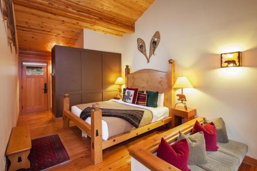Moraine Lake Lodge - Accommodation - Lake Louise