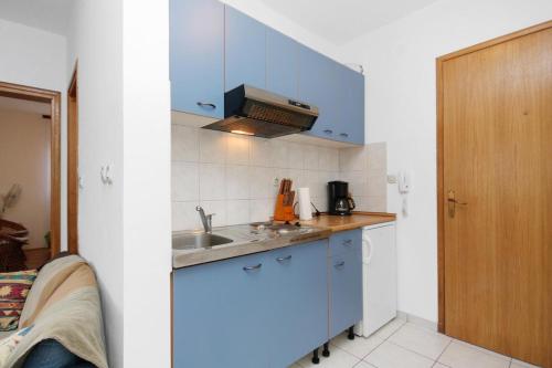 Apartments with a parking space Supetar Brac - 5663 - image 4