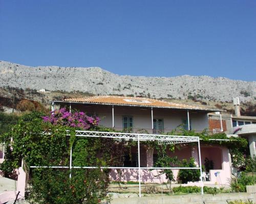 Apartments with a parking space Sumpetar Omis - 952 