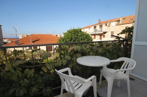 Apartments with a parking space Komiza Vis - 8866