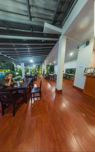 Restaurant, Morakot Lanta Resort in Koh Lanta