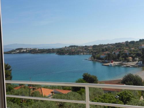 Apartments by the sea Necujam Solta - 11336