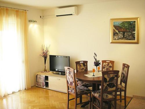 Apartments with a parking space Kastel Stafilic Kastela - 11771 
