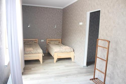 3 twin beds