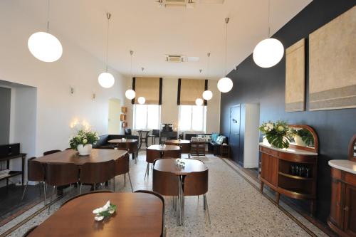 บริการและสิ่งอำนวยความสะดวก, โรงแรมวิคโทเรีย (Hotel Victoria) in ฟองเตนโบล