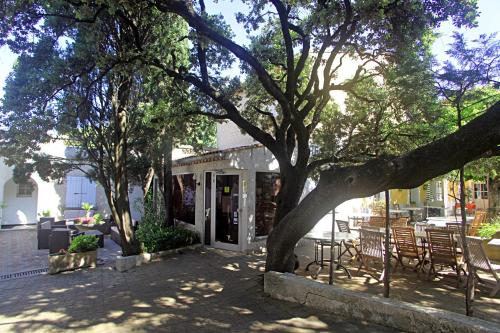 Vestabils, Le Petit Manoir Hotel Provence in Les Angles (Languedoc-Roussillon)