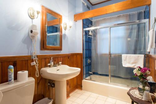 Queen Room with Shared Bathroom #13