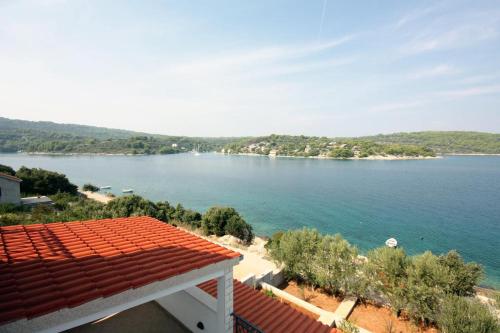 Apartments by the sea Necujam, Solta - 5182