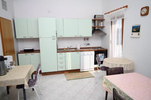 Rooms with a parking space Gornje selo, Solta - 5170