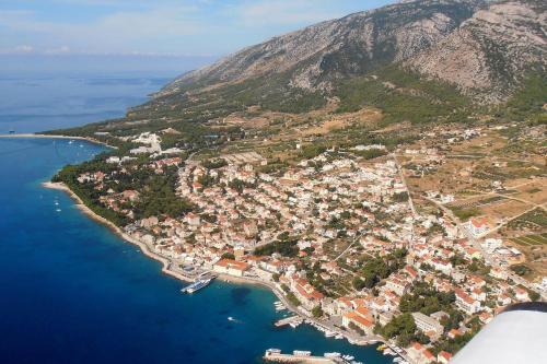Apartments and rooms with parking space Bol Brac - 2878 - main image