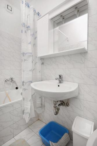 Apartments with a parking space Baska Krk - 5411 - image 7