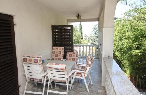 Apartment Malinska 5456b, Ferienwohnung in Vantačići