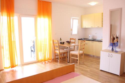 Apartments by the sea Slatine Ciovo - 6018 - image 5