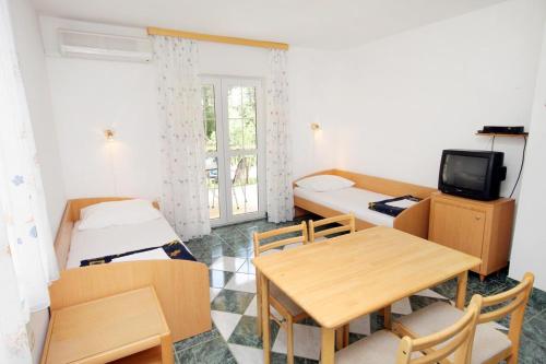 Apartments with a swimming pool Jadranovo Crikvenica - 5521 - image 2