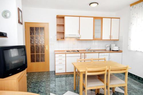 Apartment Jadranovo 5521b - image 4