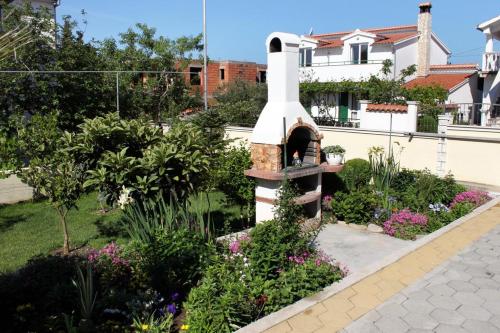 Apartments with a parking space Vodice - 6178 - image 2