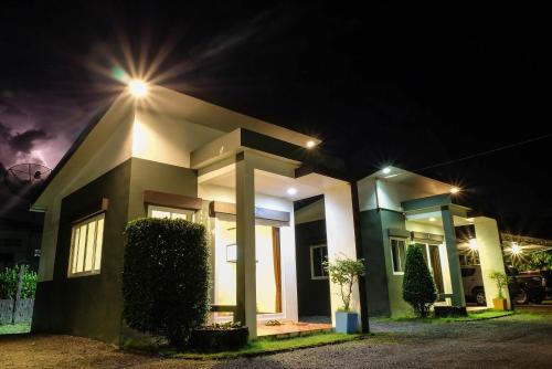 ใบไผ่รีสอร์ท (Bai Pai Resort) in ขลุง