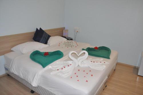 1 queen bed, 1 twin bed