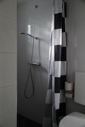 Shower, budget rooms Doppenberg in Zandvoort