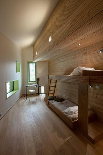 1 queen bed, 2 bunk beds