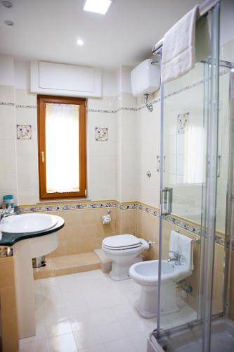 Double or Twin Room with Private External Bathroom image 3