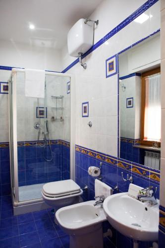 Queen Room with Balcony image 4