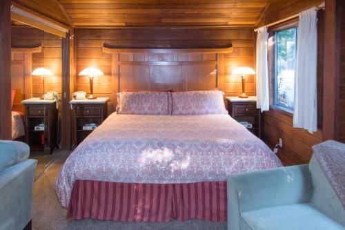 Bed, Redwood Cottage in Mendocino (CA)