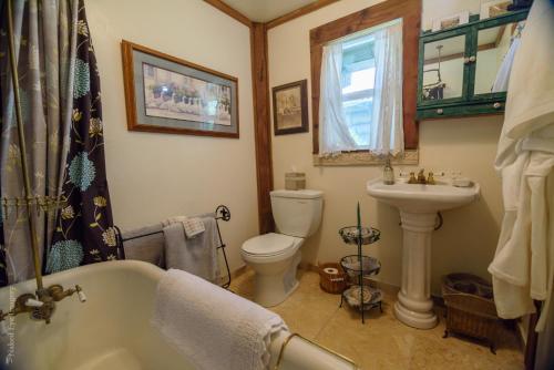 Buckhorn Bungalow - main image