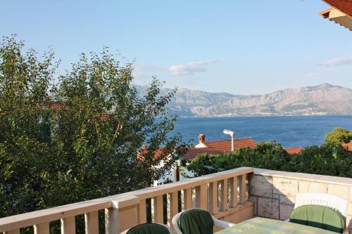 Apartments with a parking space Postira Brac - 5618