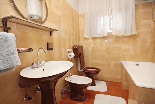 Apartments with a parking space Postira, Brac - 5618, Postira (photo 9)