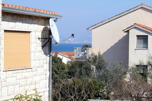 Apartments by the sea Arbanija Ciovo - 6062 - image 7