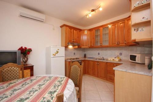 Apartments by the sea Sutomiscica, Ugljan - 8474