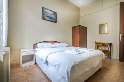 Yeni Hotel Room Type - Double or Twin Room with Shared Bathroom