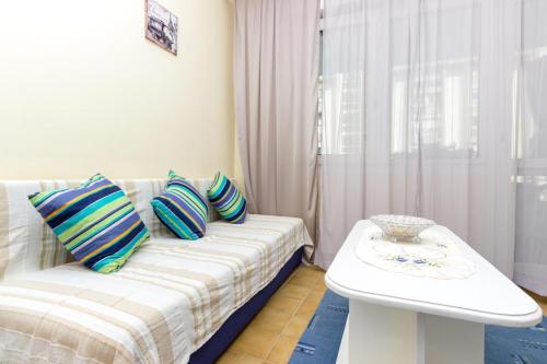 Apartments with a parking space Omis - 14290
