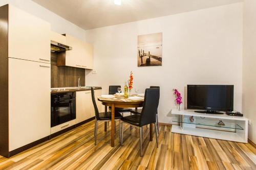 Family friendly house with a swimming pool Dvornica, Rogoznica - 14300, Rogoznica (photo 9)