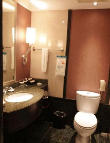 Yunheng Hotel Yunheng Hotel is a popular choice amongst travelers in Neijiang, whether exploring or just passing through. Both business travelers and tourists can enjoy the propertys facilities and services. Servi