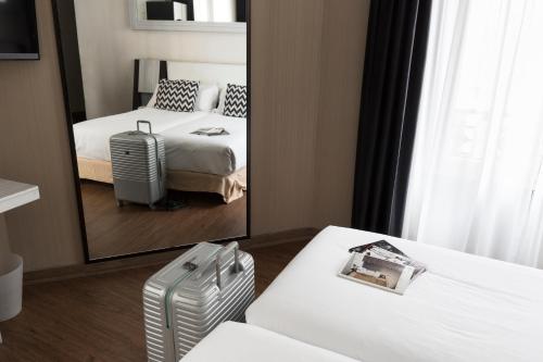 Double or Twin Room image 6
