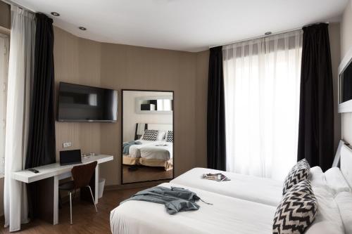 Quadruple Room with City View image 8