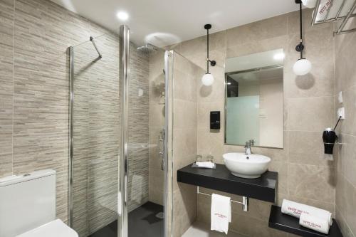 Double or Twin Room image 5
