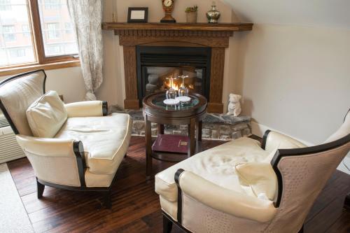 Deluxe King Suite with Spa Bath image 10