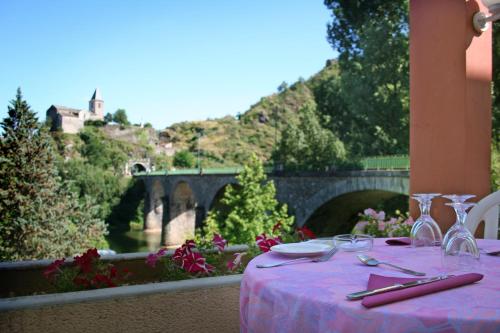 Logis Hotel Restaurant du Pont - image 2