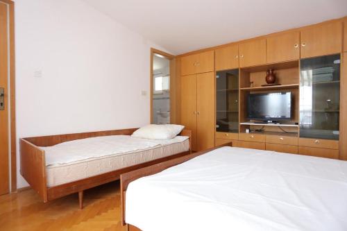 Apartments with a parking space Makarska - 9506