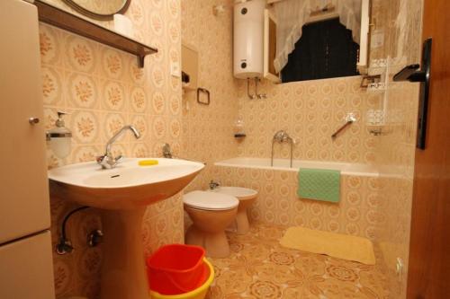 Apartments by the sea Komiza, Vis - 2440