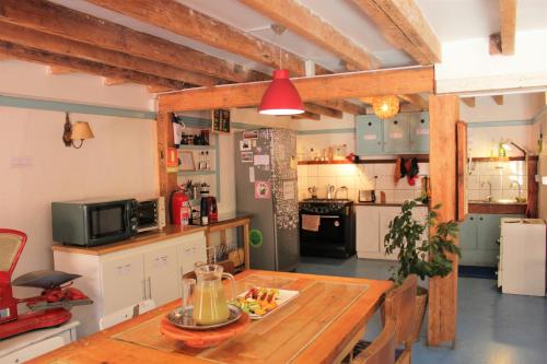 Kitchen, Casa Volante Hostal in Valparaiso
